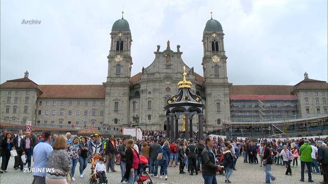 Schiefe Klostertürme in Einsiedeln