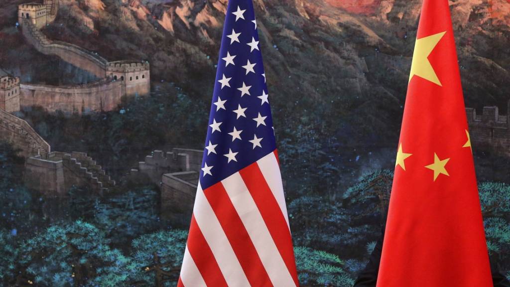 ARCHIV - Die Flaggen von China und den USA. (Archivbild) Foto: Feng Li / Pool/GETTY IMAGES / POOL/dpa