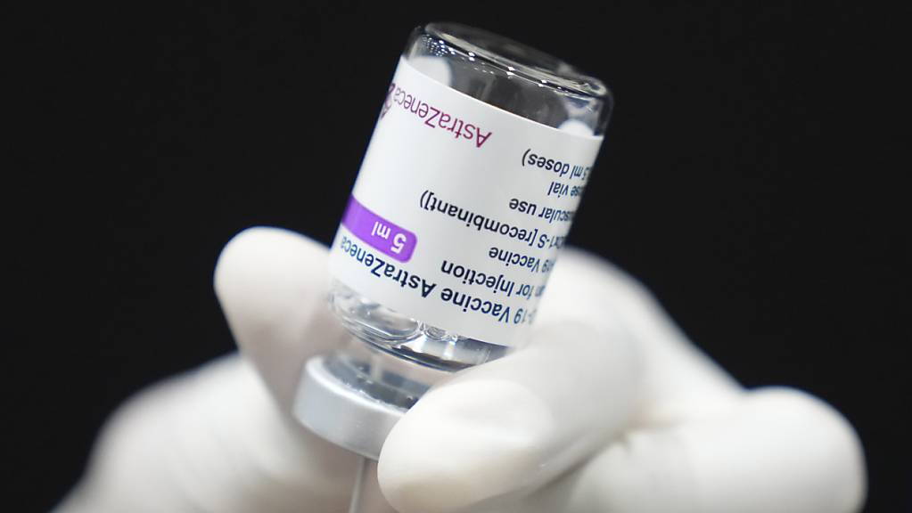 Eine Dosis des Impfstoffs Covid-19 von AstraZeneca wird aufgezogen.