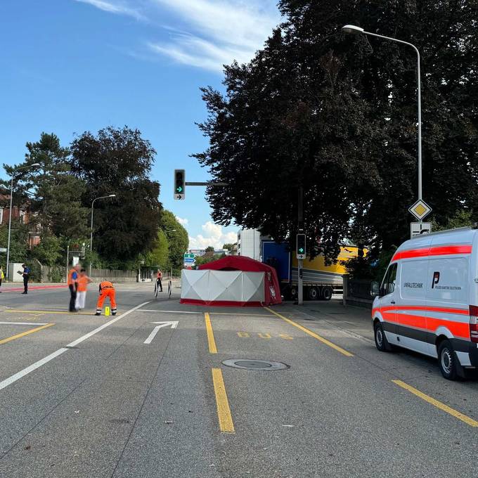 Velofahrerin nach schwerem Unfall mit Lastwagen im Spital verstorben