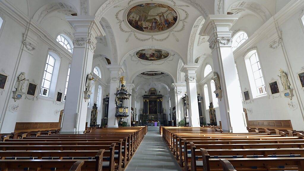 Blick in die Pfarrkirche von Willisau: Die Luzerner Kirchgemeinden müssen der Landeskirche etwas weniger Geld abliefern. (Archivbild)
