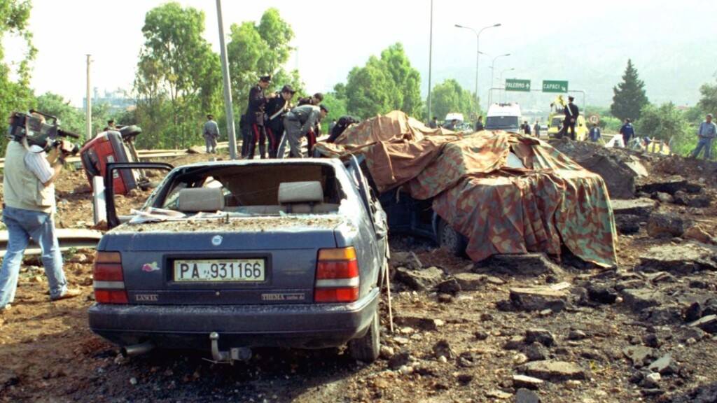 ARCHIV - Duch eine Bombenexplosion zerstörte Autowracks stehen am 23.05.1992 auf der Straße bei Palermo. Durch die Explosion wurde der Top-Mafia-Jäger Giovanni Falcone, seine Frau und drei Polizisten, die sie begleiteten, getötet. Foto: Nino Labruzzo/AP/dpa