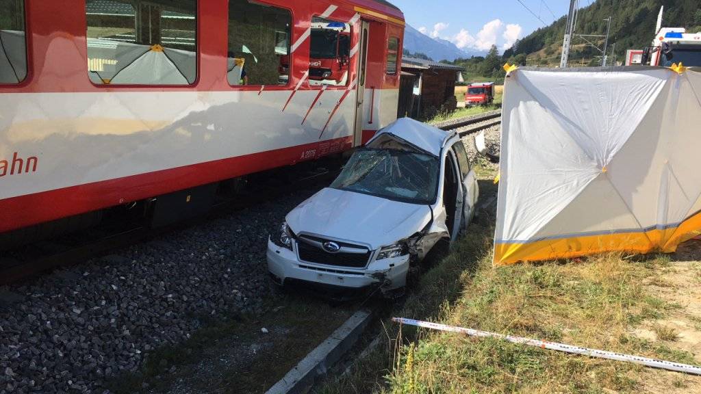 Der Lokführer der Matterhorn-Gotthard Bahn konnte die Kollision mit dem Personenwagen trotz Warnsignalen und Notbremsung nicht mehr verhindern. Das Auto wurde vom Zug erfasst und in den Bahngraben geschleudert.