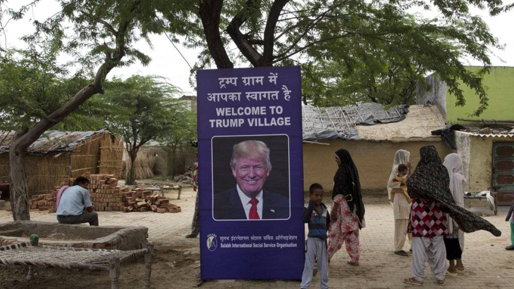Am Ortseingang grüsst Trump als Strahlemann von einer Plakatwand. Darauf heisst es auf Hindu und Englisch «Willkommen im Trump-Dorf».