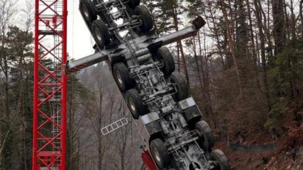 Kranführer bei Unfall in Stallikon ZH schwer verletzt