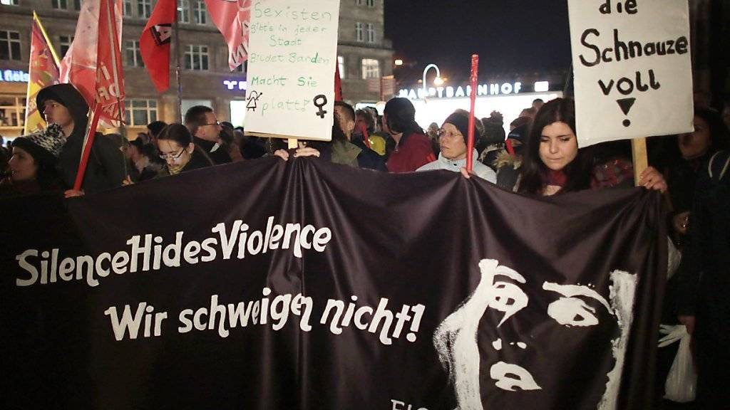 Frauenprotest nach der Massenbelästigung mit Vergewaltigung vor dem Kölner Dom.