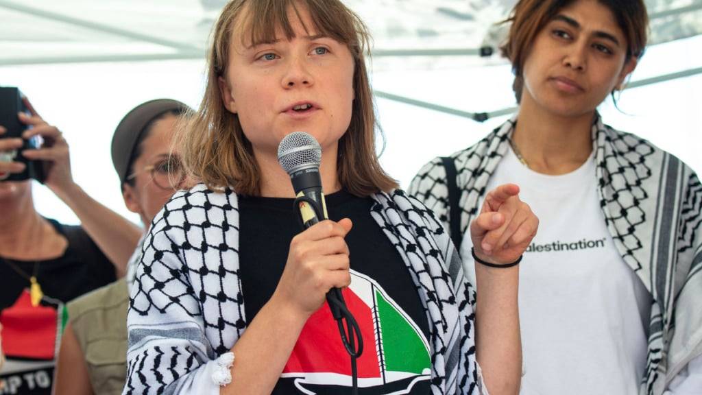 ARCHIV - Die Klimaaktivistin Greta Thunberg und andere Aktivisten einer Menschenrechtsorganisation treffen sich vor ihrer Abreise in den Nahen Osten mit Journalisten in Catania, Italien. Foto: Salvatore Cavalli/AP/dpa