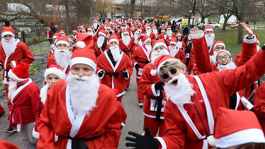 Für eine Spendenaktion rennen hunderte Weihnachtsmänner durch Stockholm.