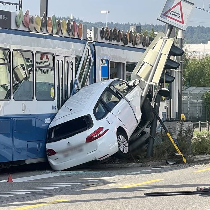 Tram und Auto knallen in Altstetten zusammen – Mann (46) verletzt
