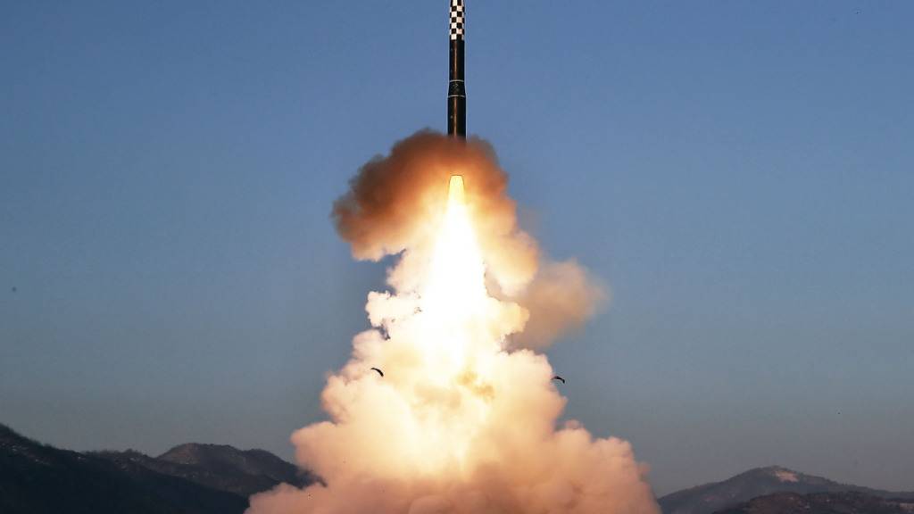 HANDOUT - Diese von der nordkoreanischen Nachrichtenagentur KCNA zur Verfügung gestellte Aufnahme soll den Test einer atomwaffenfähige Interkontinentalrakete (ICBM) zeigen. Foto: Uncredited/KCNA/KNS/dpa - ACHTUNG: Nur zur redaktionellen Verwendung und nur mit vollständiger Nennung des vorstehenden Credits