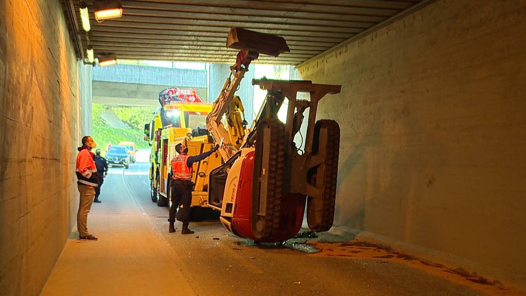 Unterführung zu niedrig: Lastwagen verliert Bagger