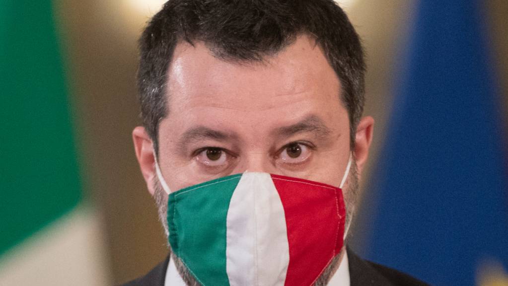 Matteo Salvini, Vorsitzender der rechten Partei Lega, trägt im Präsidentenpalast einen Mund-Nasen-Schutz.