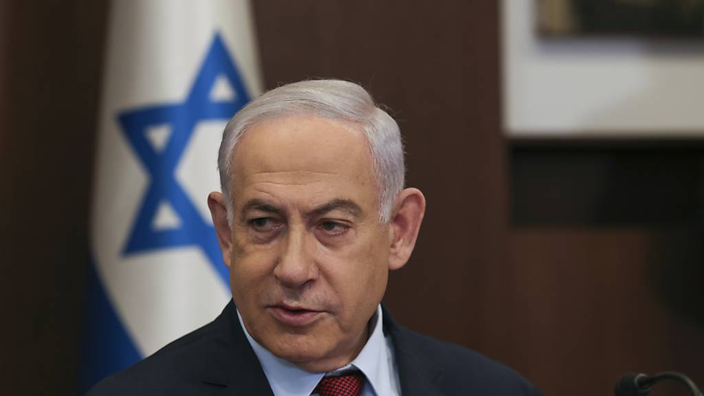 Benjamin Netanjahu, Premierminister von Israel, nimmt an der wöchentlichen Kabinettssitzung im Büro des Premierministers in Jerusalem teil. Foto: Ronen Zvulun/Pool Reuters/AP/dpa