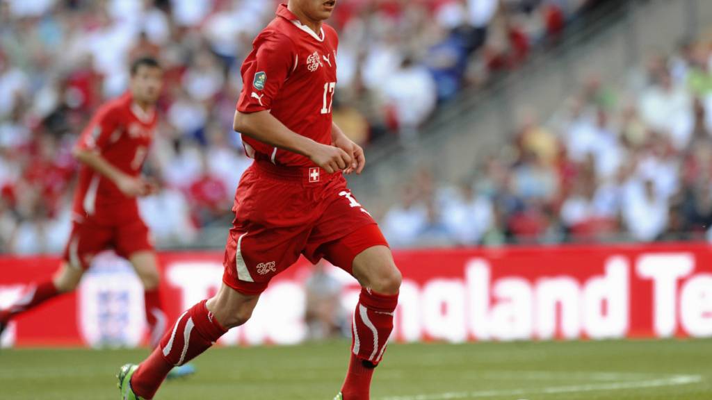 Granit Xhaka bei seinem Nati-Debüt am 4. Juni 2011 im Wembley am Ball