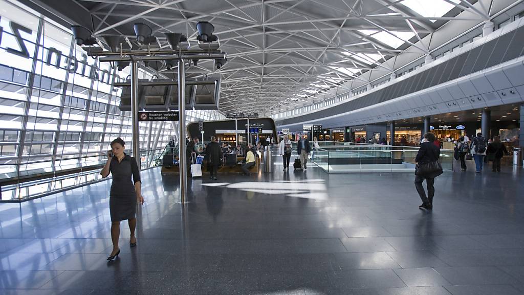 Passagierzahlen am Flughafen Zürich steigen im Juni erneut (Archivbild)