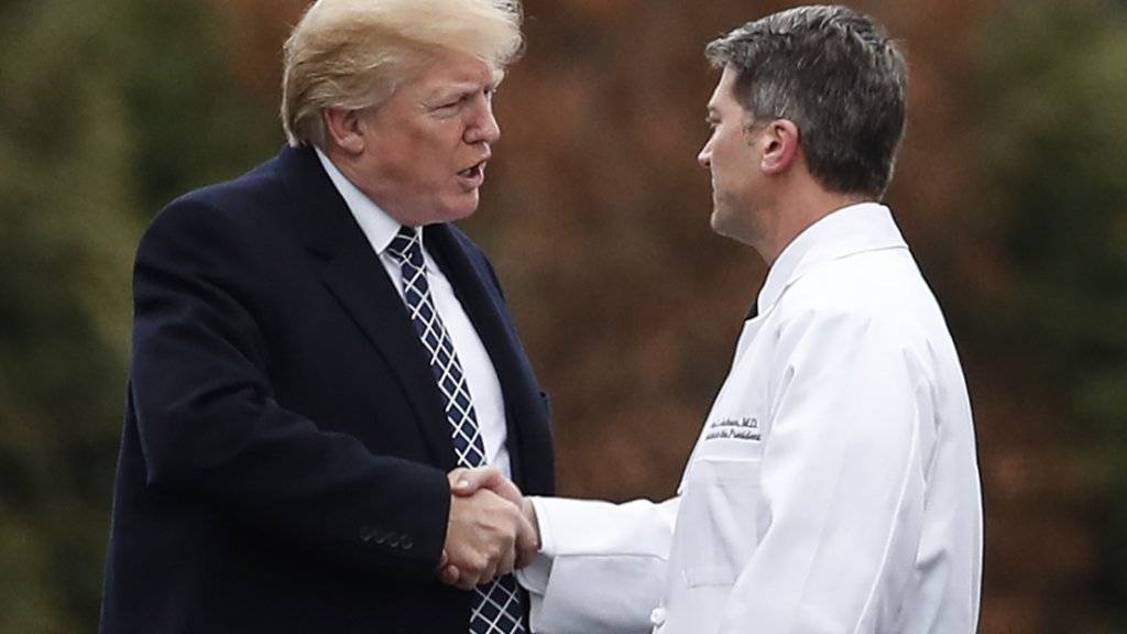 US-Präsident Donald Trump mit seinem Arzt Ronny Jackson nach der Routineuntersuchung im Walter-Reed-Militärspital vor den Toren Washingtons.