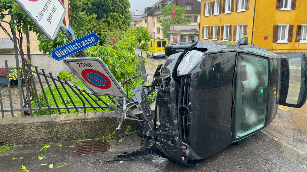 84-Jährige rutscht auf Gaspedal – Auto landet in Mauer