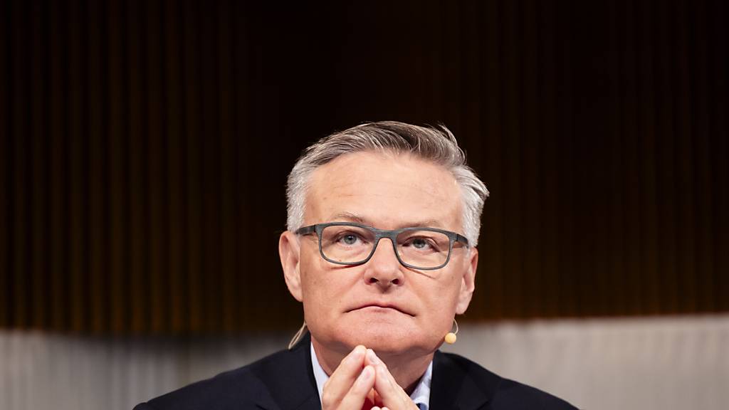Bei der Migros dürften bis zu 1500 Vollzeitstellen abgebaut werden. Migros-Chef Mario Irminger rechnet etwa in den Bereichen Services und Logistik mit einem grösseren Schnitt.