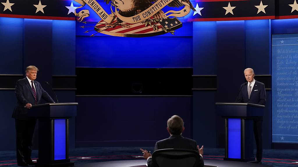 ARCHIV - Donald Trump (links) und Joe Biden (rechts) stehen im TV-Studio während ihrer ersten TV-Präsidentschaftsdebatte im Wahlkampf 2020. US-Präsident Biden hatte vorgeschlagen, die Fernsehdebatten gegen seinen Herausforderer Trump in diesem Wahlkampf vorzuziehen und bereits im Juni mit dem Republikaner auf die Bühne zu steigen. Foto: Patrick Semansky/AP/dpa