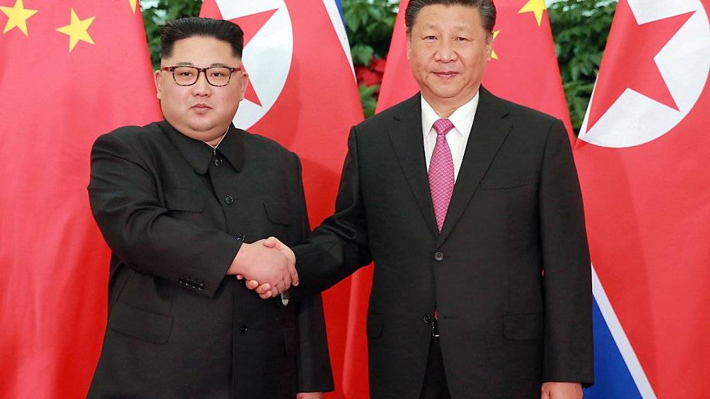 Als erster chinesischer Präsident seit 14 Jahren besucht Xi Jinping (r.) derzeit Nordkorea und ist mit dessen Machthaber Kim Jong Un (l.) zu Gesprächen zusammengekommen.