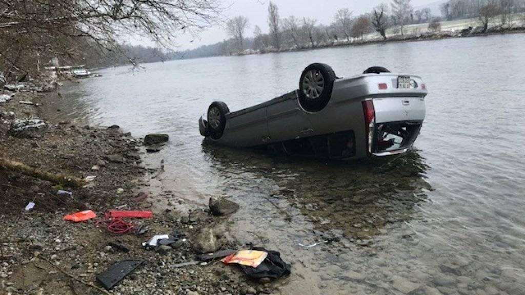 Ein Auto machte sich in Rekingen AG selbstständig und rollte eine Böschung hinunter in den Rhein.