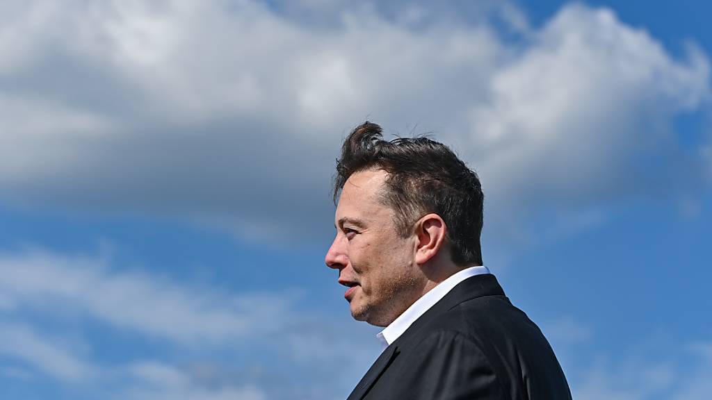 ARCHIV - Elon Musk, Tesla-Chef, steht auf der Baustelle der Tesla Gigafactory. Der Höhenflug des US-Elektroautobauers Tesla an der Börse lässt das Vermögen von Firmenchef Elon Musk immer weiter steigen. Foto: Patrick Pleul/dpa-Zentralbild/dpa