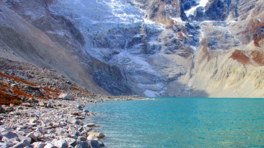 Mündet die Zunge eines Gletschers in einen See, fliesst und schmilzt das Eis schneller: Der Lake Jialong Co im zentralen Himalaya.
