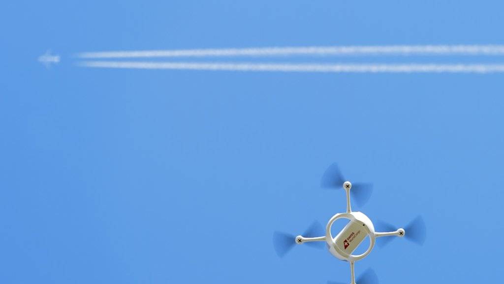 Nicht immer fliegen Drohnen und Verkehrsflugzeuge in solch einer sicheren Distanz aneinander vorbei. Die Fälle von Fastkollisionen nehmen weiter zu. (Themenbild)
