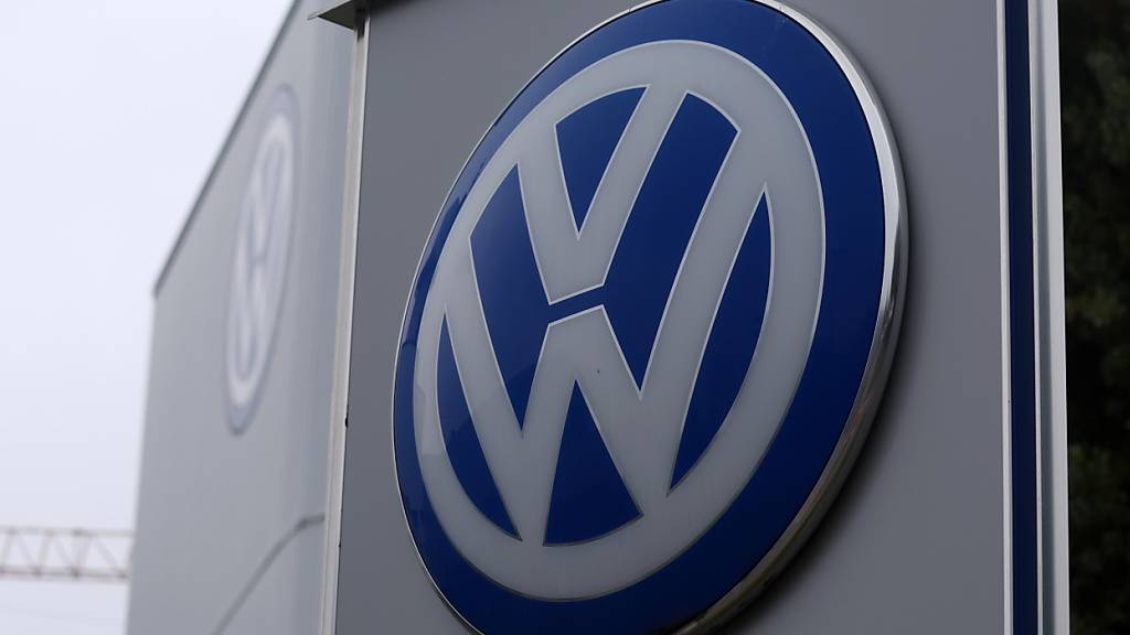 Im Streit um die neuen Sparpläne bei VW schafft der Konzern erste Fakten: Die seit 1994 geltende Job-Garantie hat der Autohersteller nun aufgekündigt. Damit sind Entlassungen ab Juli 2025 möglich. (Archivbild)