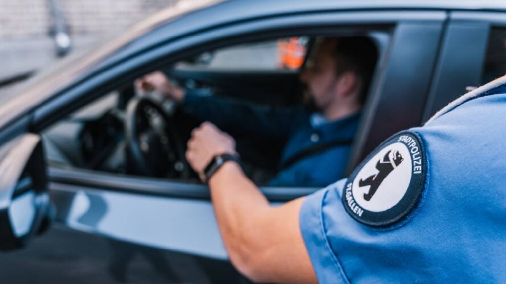 Die Stadtpolizei hat einen Autofahrer kontrolliert, der unerlaubte Waffen mit sich trug.