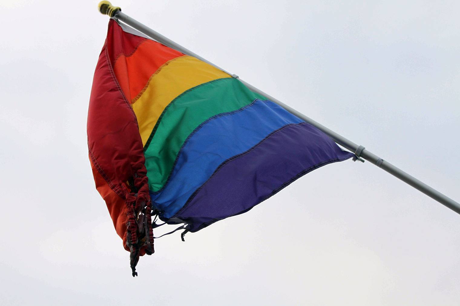 Eine teilweise zerstörte Regenbogenfahne, das internationale Symbol für lesbische, schwule, bisexuelle und transsexuelle (LGBT) Menschen.