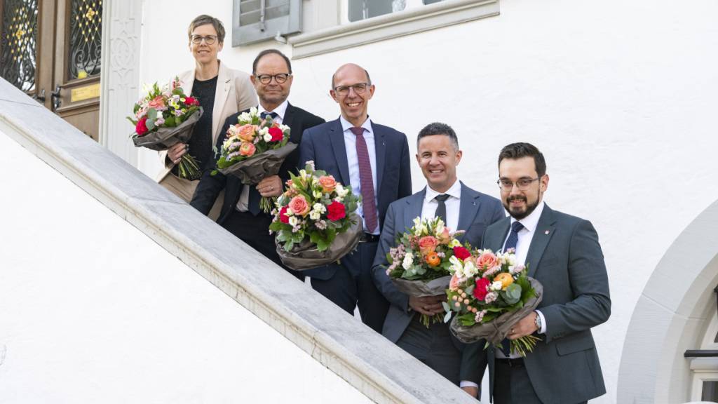 Der neue Obwaldner Regierungsrat mit Cornelia Kaufmann-Hurschler (Mitte), Josef Hess (parteilos), Christoph Amstad (Mitte), Christian Schaeli (CSP) und Marius Küchler (FDP). (Archivaufnahme)