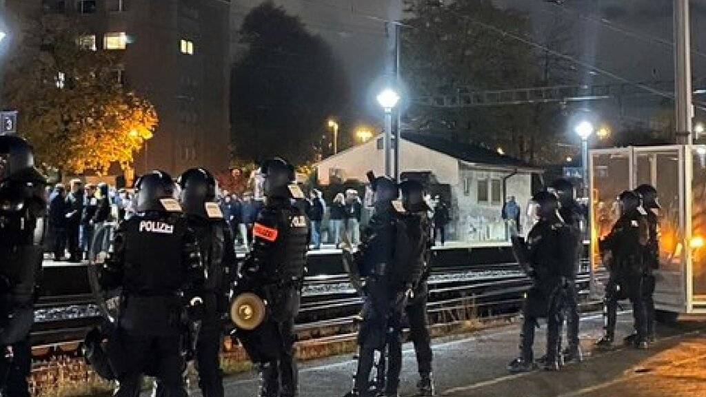 Die Kantonspolizei Zürich hat drei Jugendliche nach einer Auseinandersetzung nach dem Eishockeyspiel zwischen den Kloten Flyers und dem ZSC verhaftet.