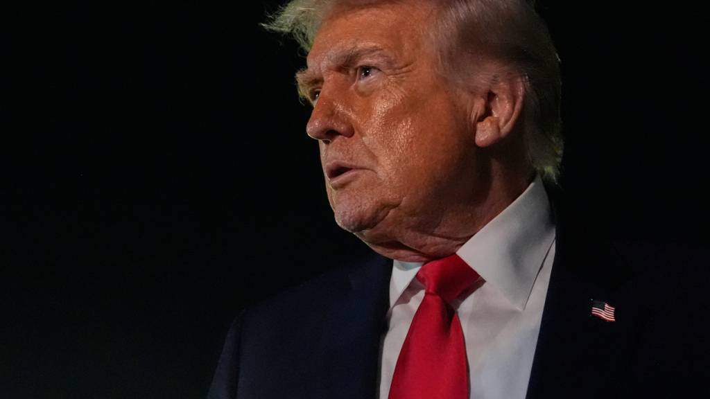 ARCHIV - US-Präsident Donald Trump spricht zu Reportern, bevor er die Air Force One am Palm Beach International Airport besteigt. Foto: Julia Demaree Nikhinson/AP/dpa