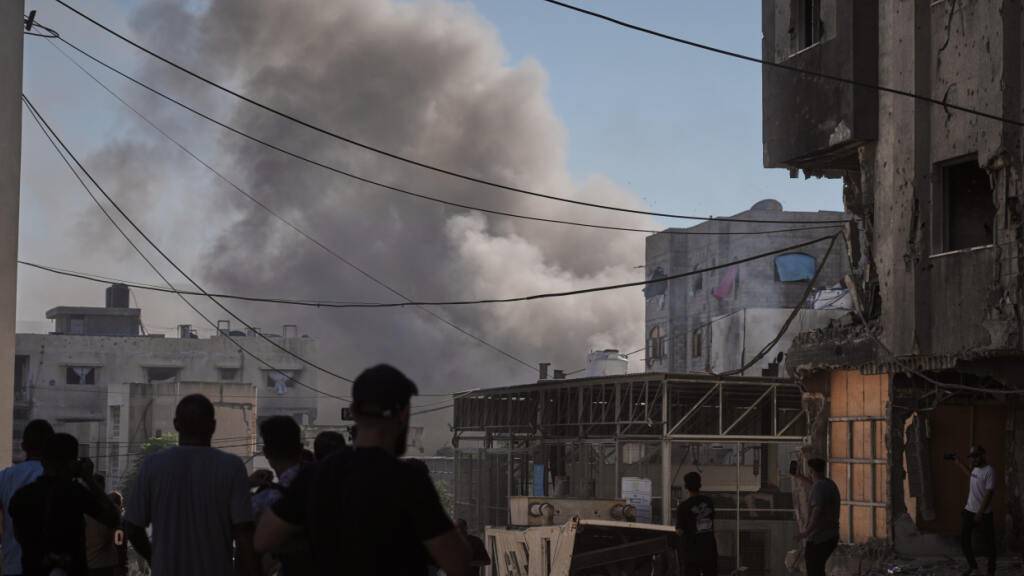 ARCHIV - Nach einem israelischen Militärangriff steigt Rauch über Gaza auf. Foto: Jehad Alshrafi/AP/dpa