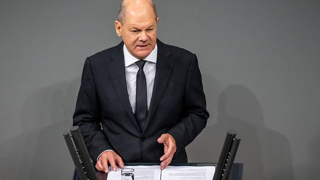 Bundeskanzler Olaf Scholz gibt in der Plenarsitzung im Deutschen Bundestag eine Regierungserklärung zur Lage in Israel ab. Foto: Michael Kappeler/dpa