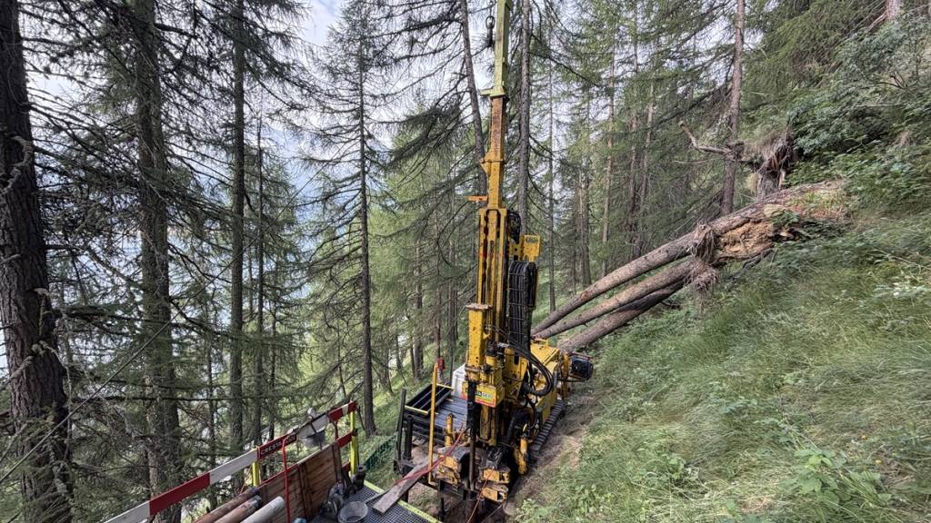 Am Maloja laufen die Vorarbeiten für einen neuen Tunnel. Mit 25 tiefen Bohrungen will der Kanton Graubünden herausfinden, ob und wie das Projekt realisierbar ist.