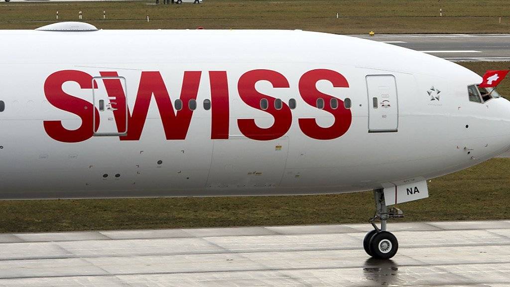 Das operative Ergebnis der Swiss ist im ersten Halbjahr markant zurückgegangen. (Archivbild Boeing 777-300ER)