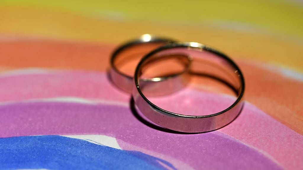 Das Schweizer Stimmvolk muss über die «Ehe für alle» abstimmen. Das Referendum gegen die Gesetzesänderung, welche die Ehe für gleichgeschlechtliche Paare öffnet, ist zustande gekommen. (Archivbild)