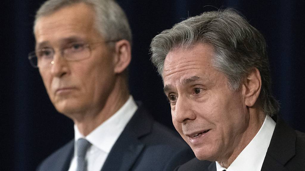 Antony Blinken (r), Außenminister der USA, hört zu, während Jens Stoltenberg, der NATO-Generalsekretär, während einer Pressekonferenz im US-Außenministerium spricht. Die Lage in Nahost ist nach Einschätzung von Blinken so gefährlich wie seit 1973 nicht mehr. Foto: Manuel Balce Ceneta/AP/dpa