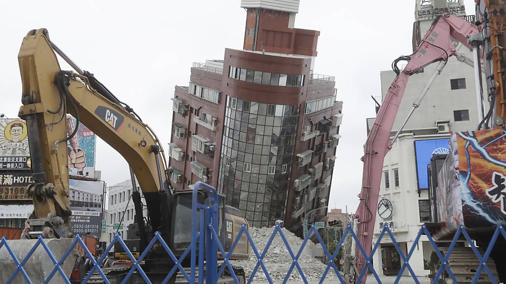 Ein teilweise eingestürztes Gebäude ist zwei Tage nach einem starken Erdbeben in der Stadt Hualien im Osten Taiwans zu sehen. Foto: Chiang Ying-ying/AP/dpa