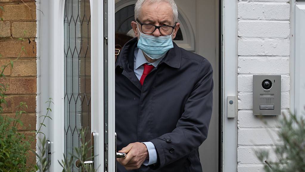 Jeremy Corbyn, ehemaliger Vorsitzender der Labour Partei, verlässt sein Haus in Nordlondon am Tag der Veröffentlichung eines Bericht zu den Ergebnissen einer Prüfung von Antisemitismus-Vorwürfen gegen die Labour-Partei durch die Britische Kommission für Menschenrechte (EHRC). Foto: Aaron Chown/PA Wire/dpa