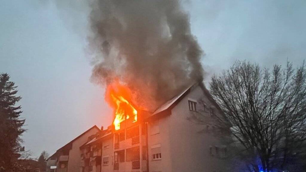 Dachstock von Wohnhaus brennt lichterloh – zehn Wohnungen unbewohnbar