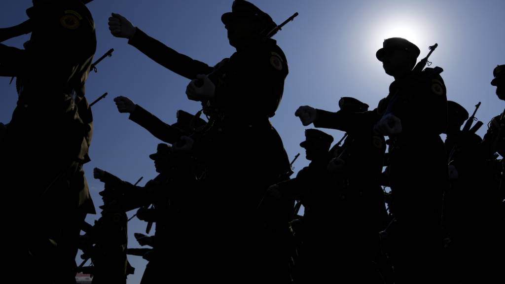 ARCHIV - Offiziere der irakischen Armee marschieren während der Feierlichkeiten zum Tag der irakischen Armee in Bagdad (Archivbild). Foto: Hadi Mizban/AP/dpa