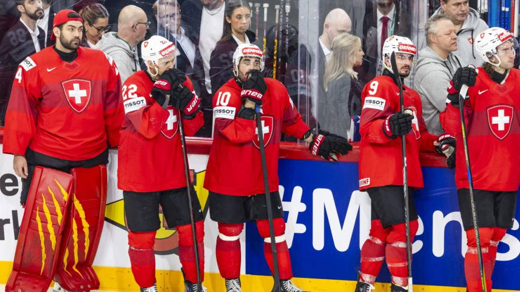 Die Schweizer Spieler um Andres Ambühl (Mitte) reagieren auf die Finalniederlage gegen die USA an der Eishockey-WM 2025 in Stockholm.