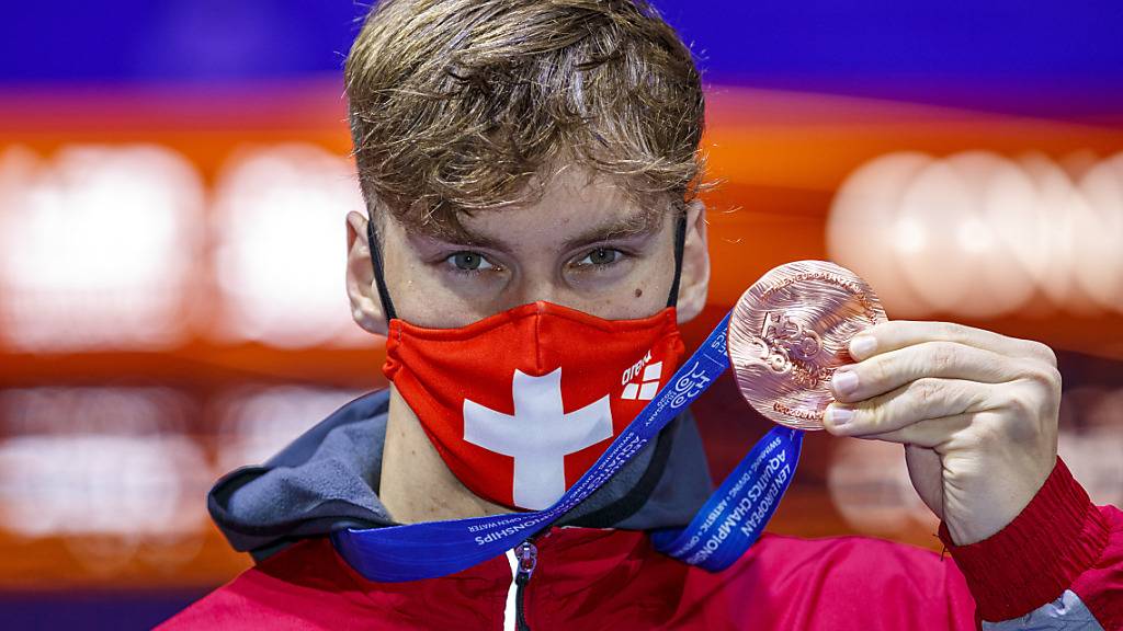 Auch Roman Mityukov im Medaillenglück: Der 20-jährige Genfer zeigt die über 200 m Rücken gewonnene EM-Bronzemedaille