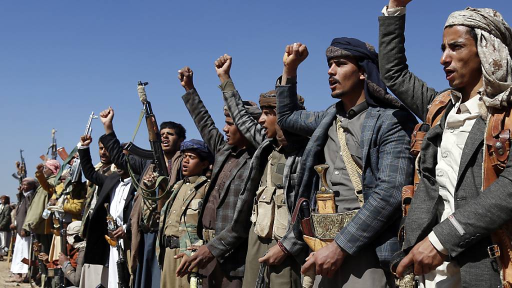 Huthi-Kämpfer und Stammesangehörige bei einer Kundgebung. Foto: Uncredited/AP/dpa