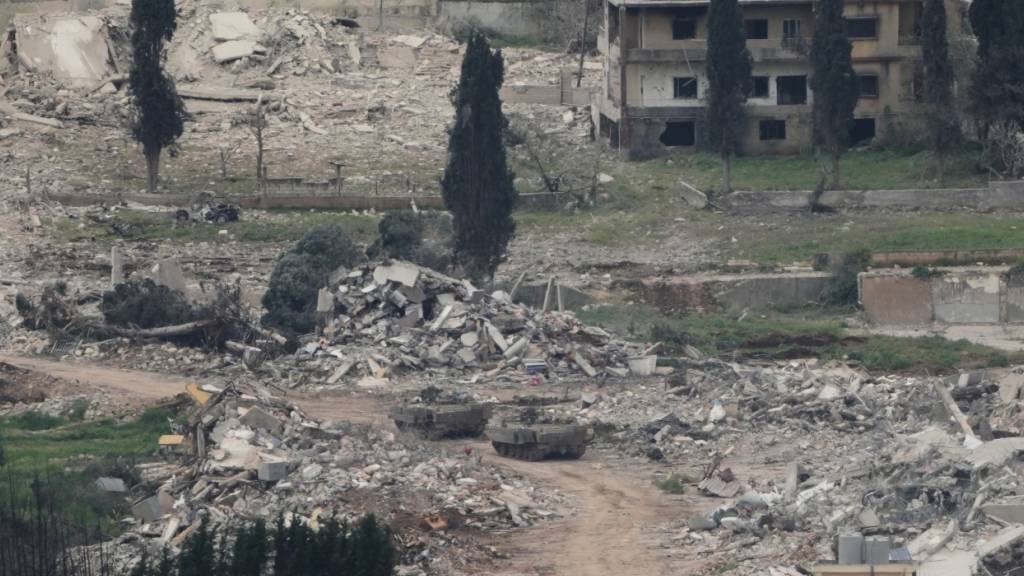 ARCHIV - Gepanzerte Mannschaftstransporter der israelischen Armee sind im Südlibanon im Einsatz, vom Norden Israels aus fotografiert. Foto: Ariel Schalit/AP/dpa