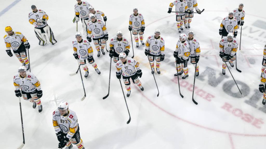 Der HC Lugano bedankt sich bei den mitgereisten Fans und feiert das gesicherte Playoff-Ticket