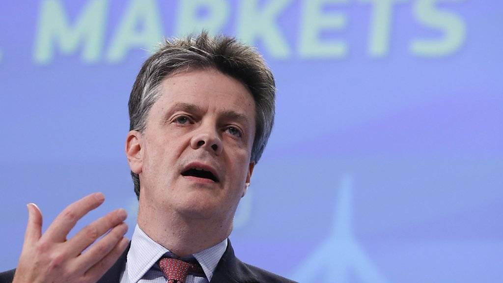 Europas Banken sollen von 2017 an in einen gemeinsamen Topf zum Schutz von Sparguthaben einzahlen. EU-Kommissar Jonathan Hill (Archiv) will dazu am Dienstag eine Gesetzesentwurf vorlegen. Gegen die Pläne gibt es Widerstände aus Deutschland.